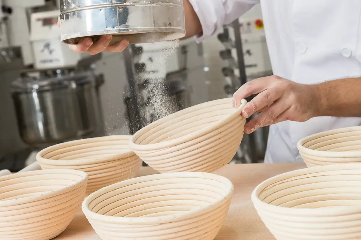 Proceso de tamizado de azúcar o harina en cocina profesional