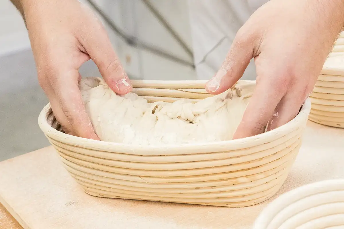 Corte final de la masa del producto pastelero