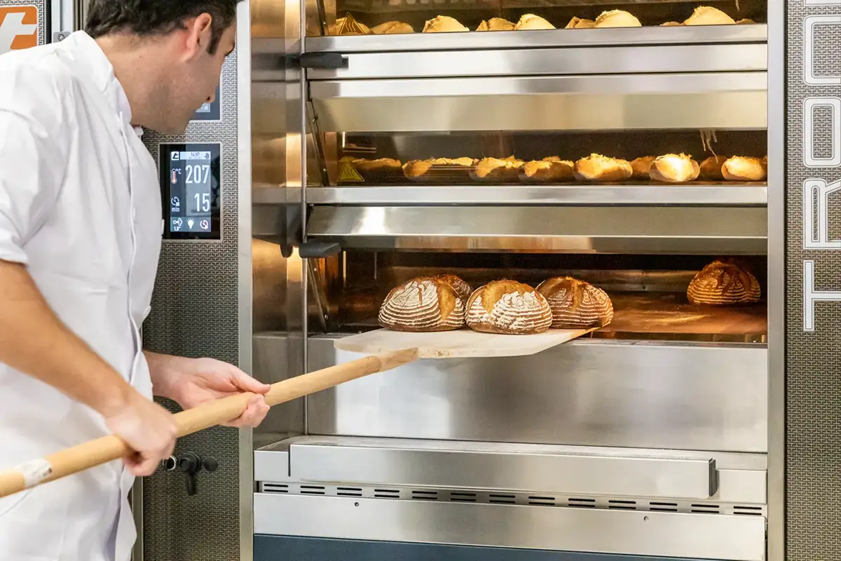 Horneado de pan en horno industrial