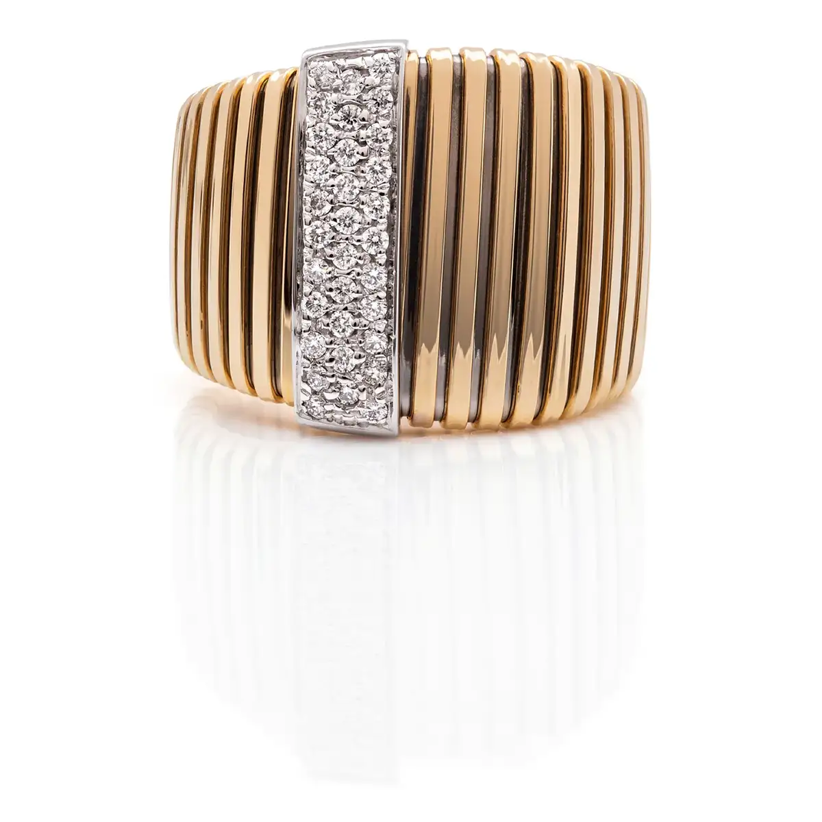 Anillo de joyería fotografiado con fondo blanco y alto detalle