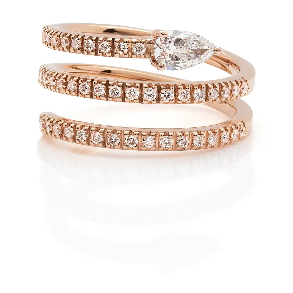 Anillo de oro con diamantes fotografiado sobre fondo blanco