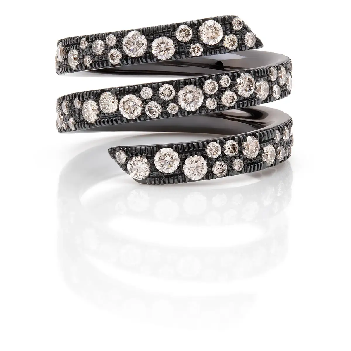 Fotografía de anillo de oro negro de alta joyería