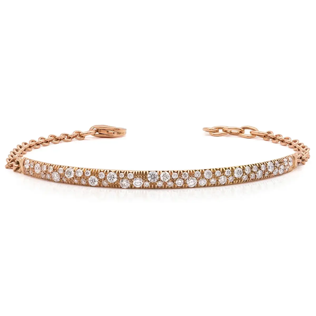 Fotografía de pulsera acabada en oro y con diamantes engarzados para catalogo web con fondo blanco