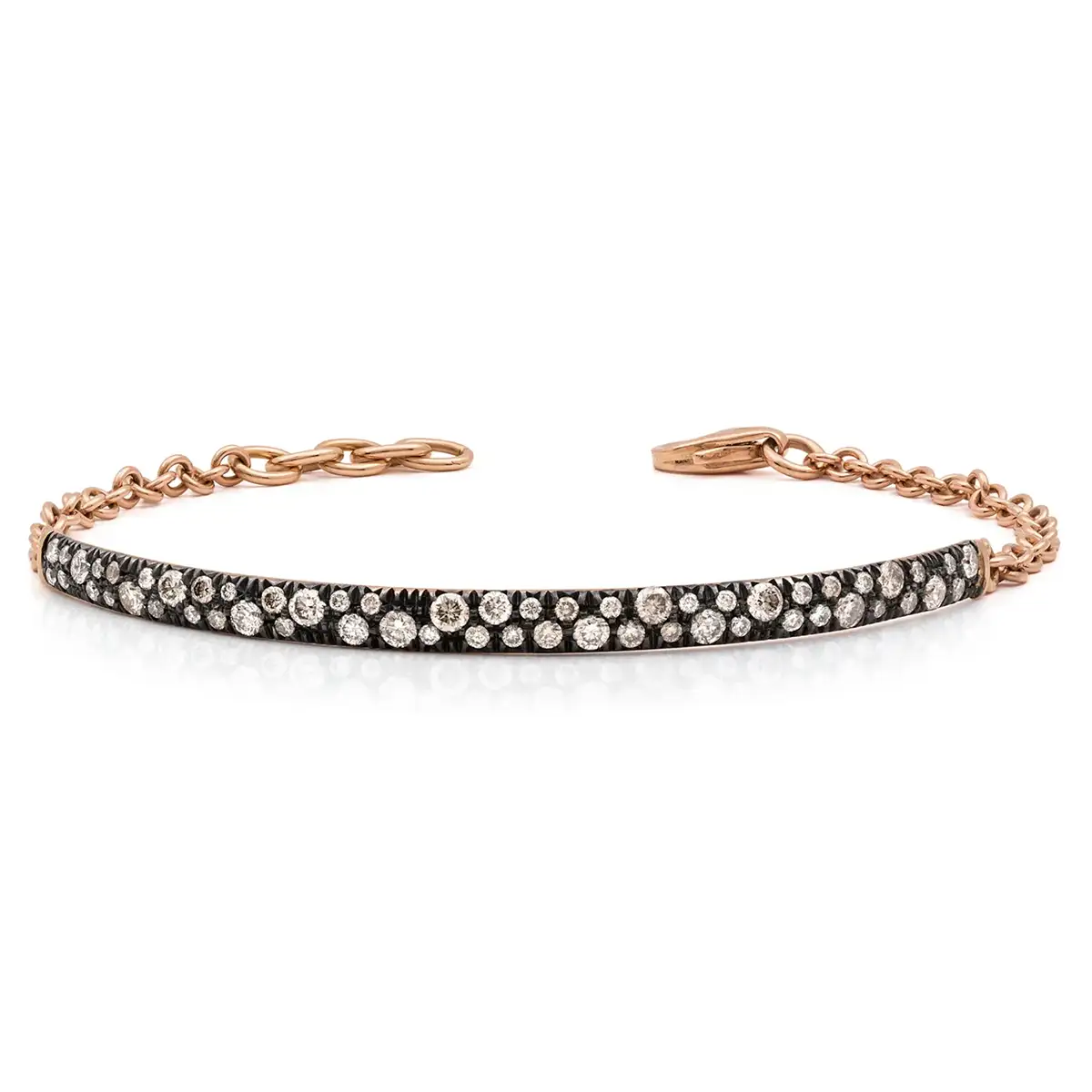 Fotografía de pulsera acabada en oro negro y diamantes engarzados para ecommerce con fondo blanco