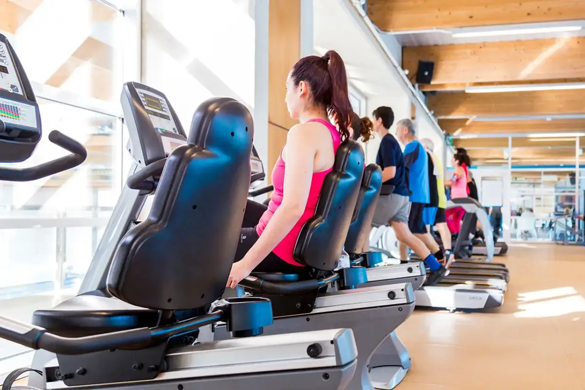 Fotografía de usuarios de gimnasio en zona de cardio
