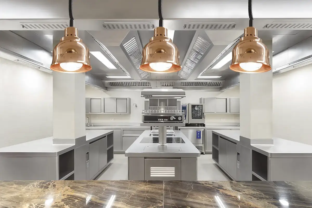 Cocina profesional de acero inoxidable y cromo preparada para sesión de fotos en Barcelona