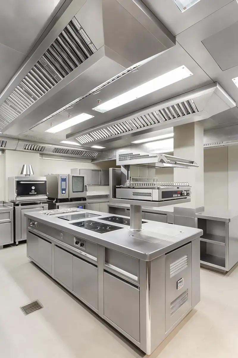 Fotografía de zona de cocción y hornos en cocina profesional