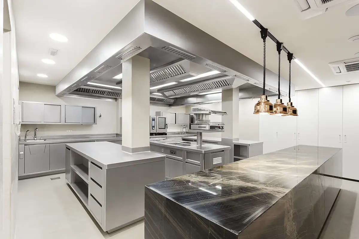 Fotografía de zona de preparación de comida en cocina profesional en acero inoxidable