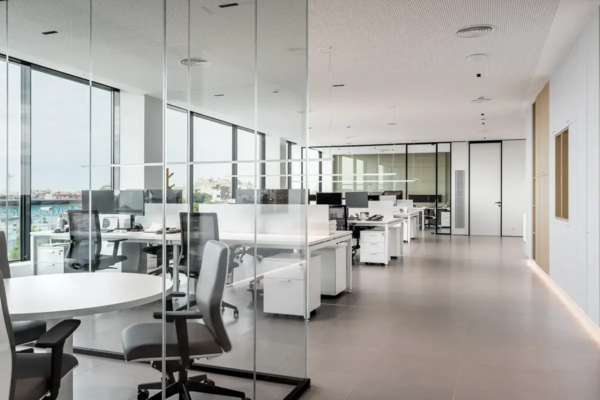 Fotografía del interior de una empresa en Barcelona fotografiado con iluminación cuidada