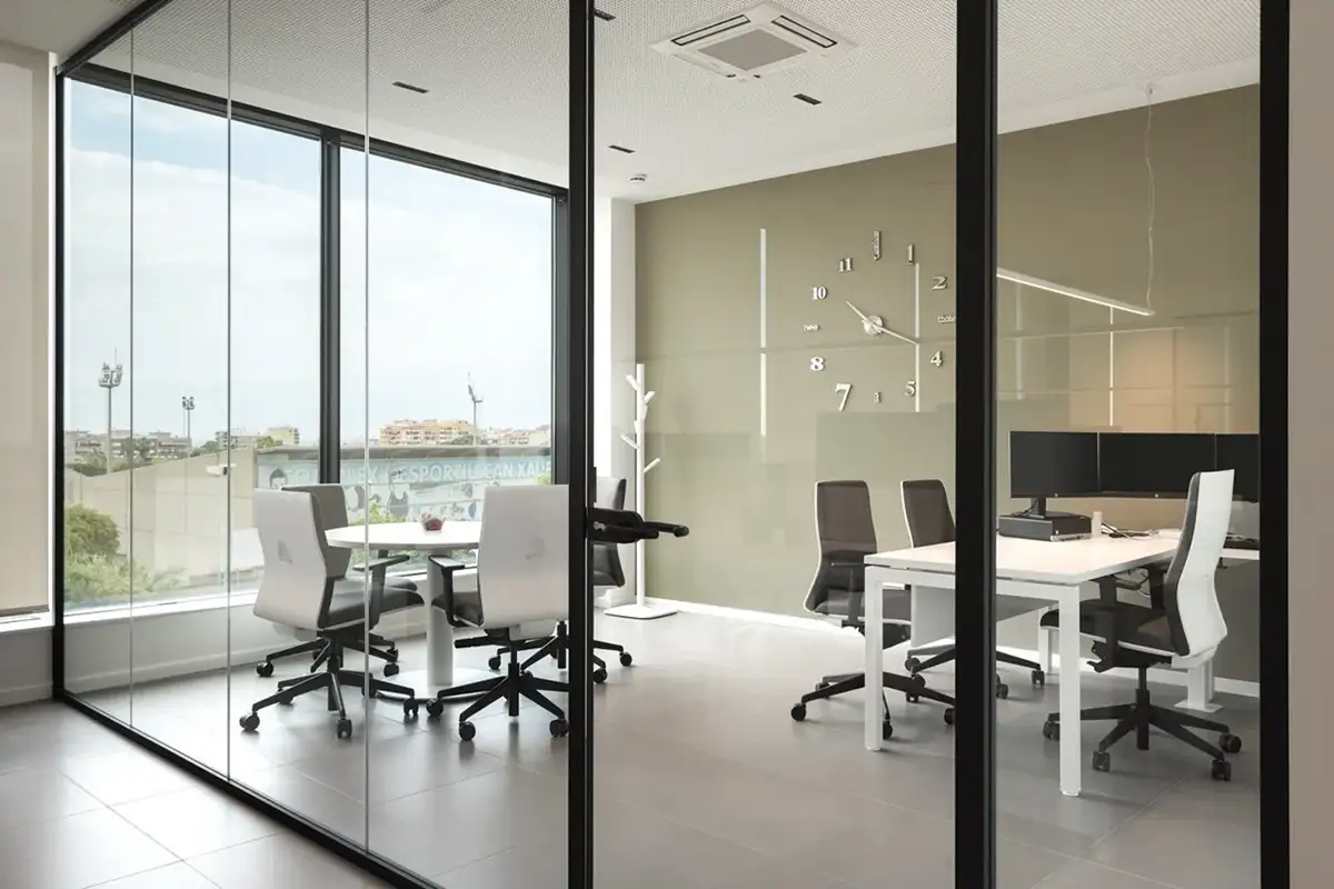 Fotografía de interiores de oficinas con vista alexterior