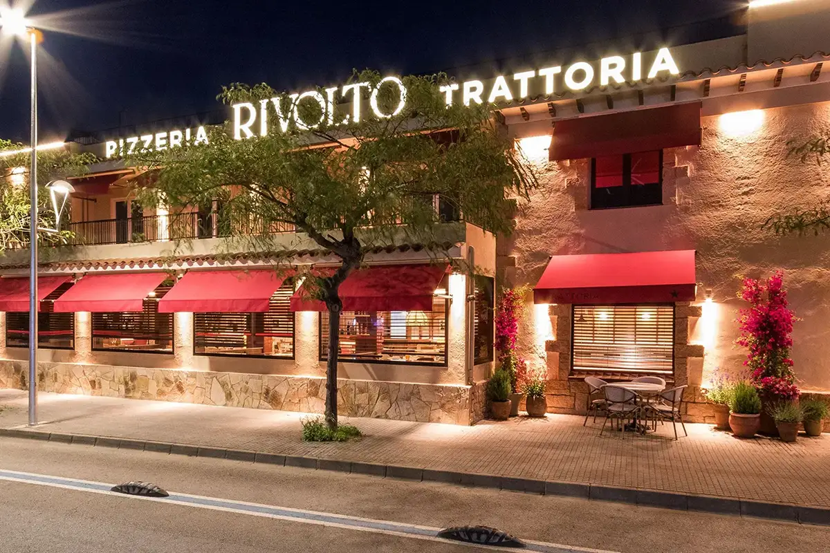 Fotografía de fachada exterior del restaurante de noche