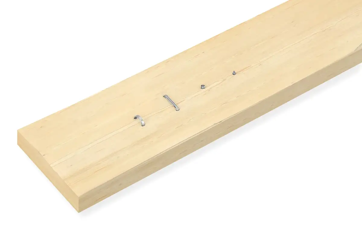 Fotografía de un listón de madera con varios tipos de fijaciones —grapas curvas, grapas rectas y clavos finos— insertados para mostrar los resultados en Amazon