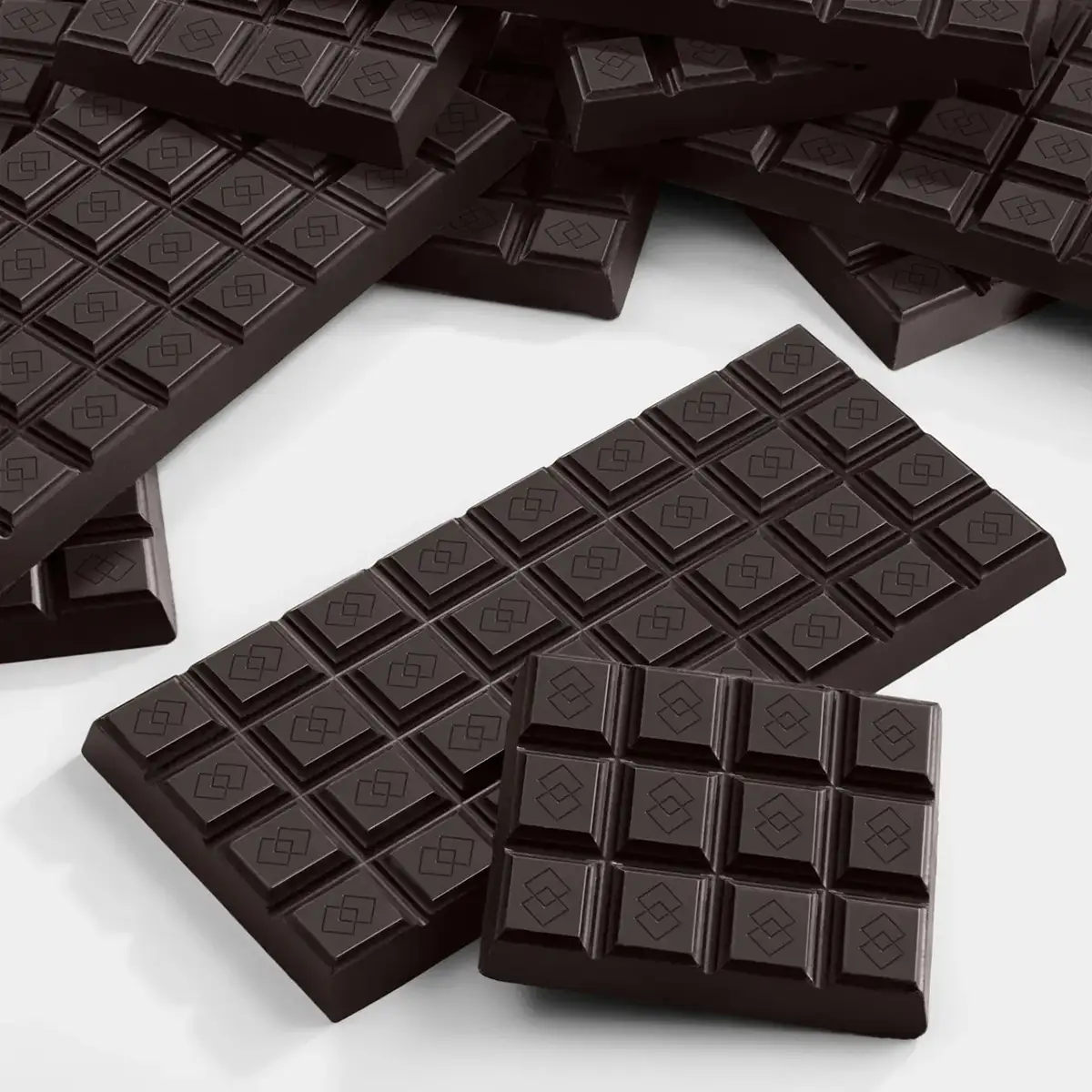 Fotografía de tabletas de chocolate de Simón Coll colocadas para una sesión fotográfica en estudio