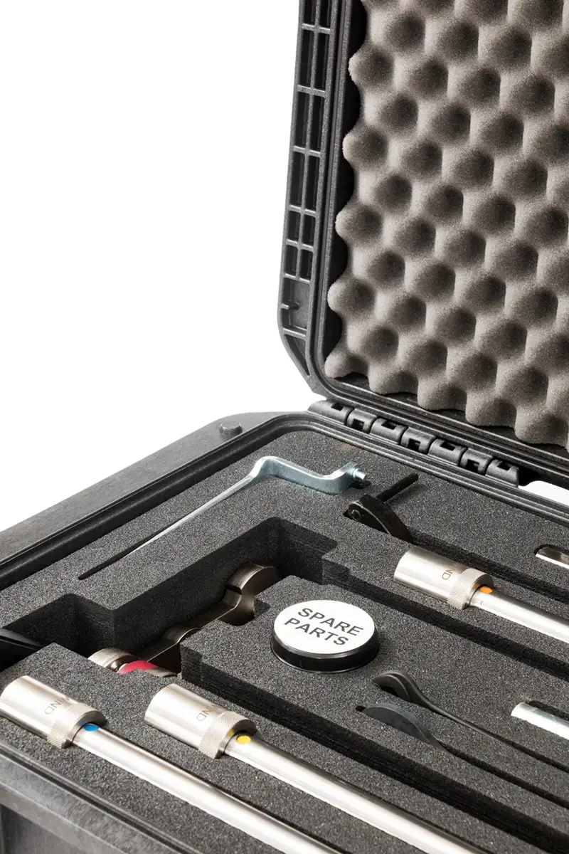 Fotografía detalle de producto industrial en su maleta de transporte