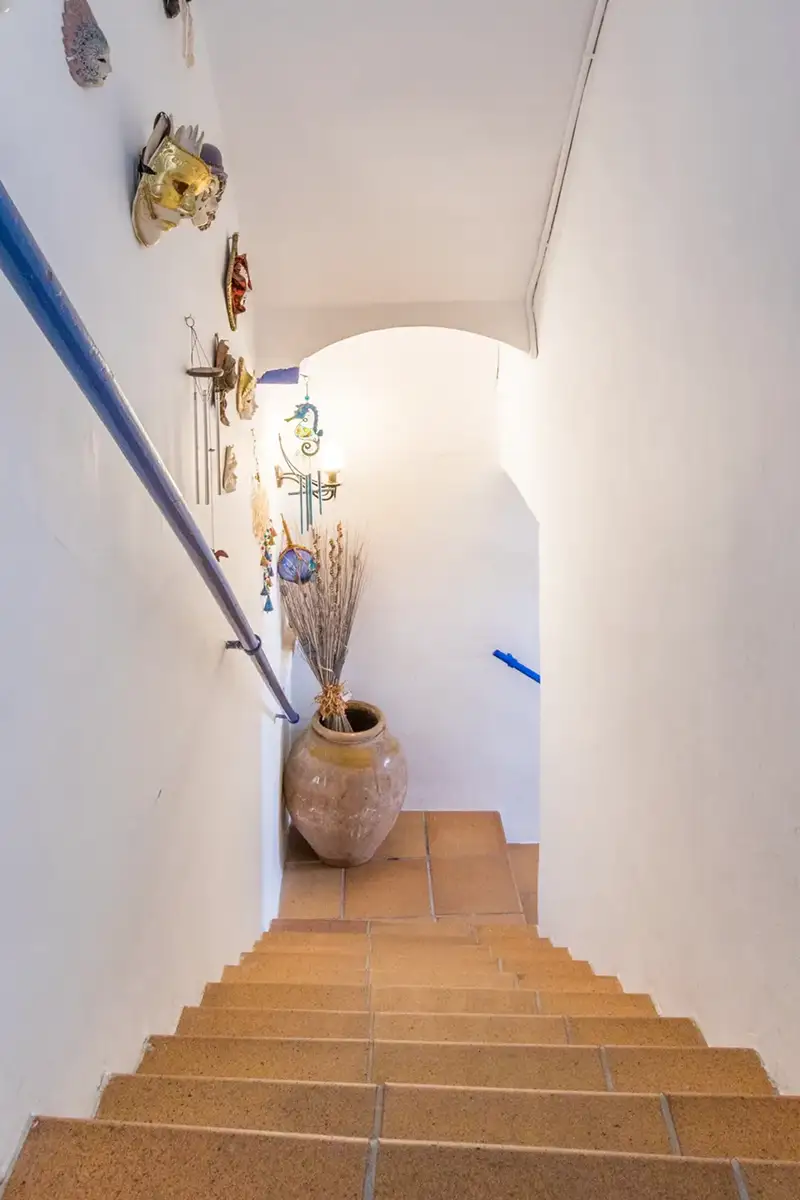 Fotografía inmobiliaria de un salón luminoso en Cadaqués con vistas al mar