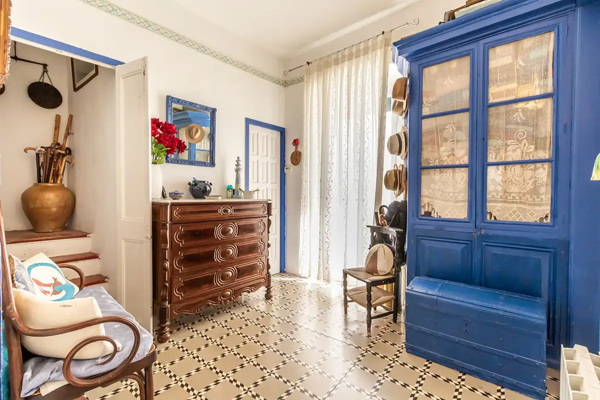 Vista luminosa de una vivienda fotografiada para inmobiliaria en Cadaqués