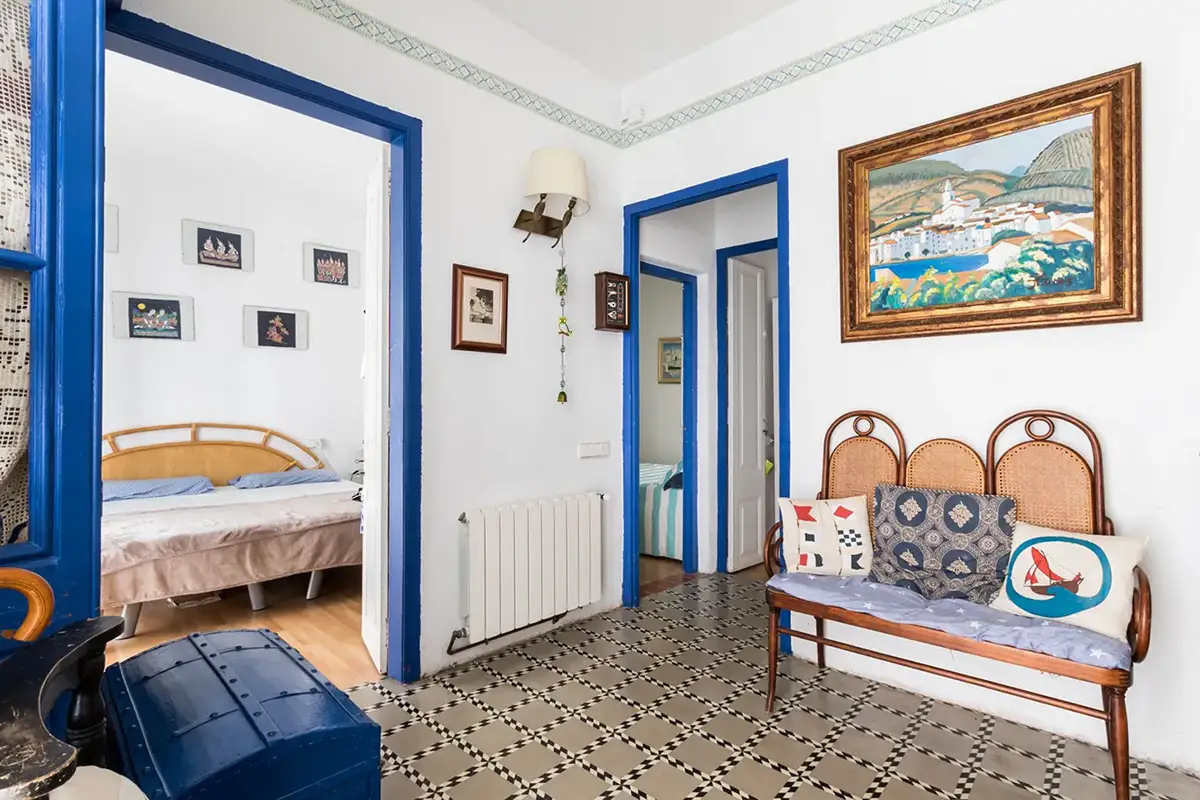 Fotografía de dormitorio luminoso preparado para reportaje inmobiliario