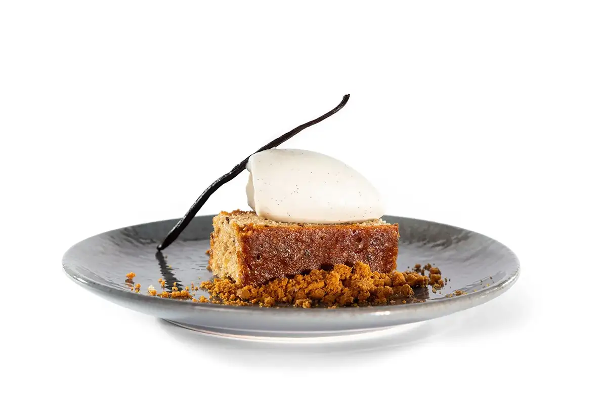 Helado servido en plato fotografiado en estudio para catálogo de maarca de helados