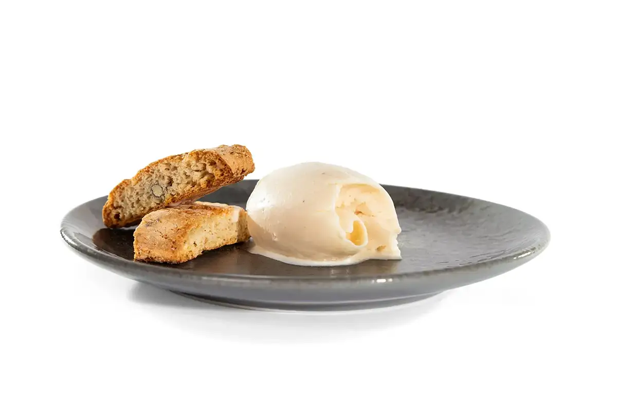 Fotografía de helado de vainilla con carquinyolis