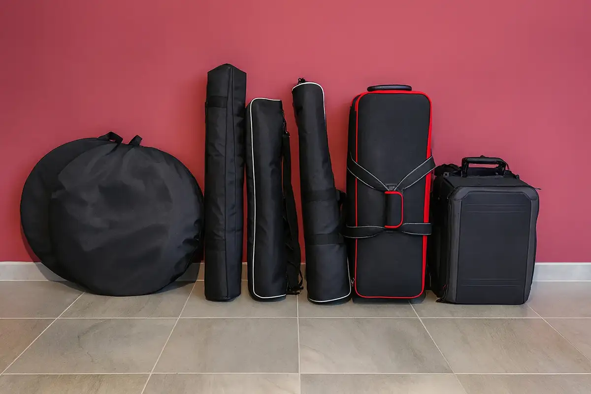 Equipo fotográfico básico preparado para realizar una sesión fuera de estudio: cámara, objetivos, flashes y accesorios