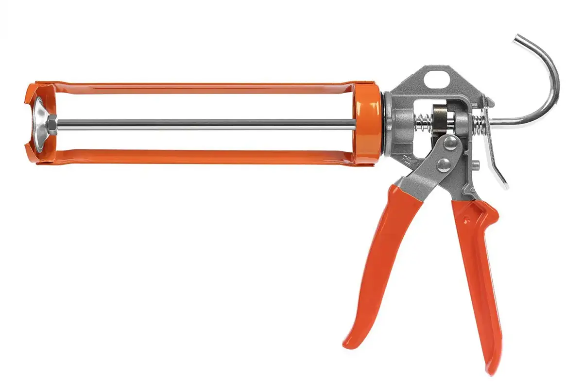 Pistola de silicona de producto sobre fondo blanco, fotografía de producto técnico