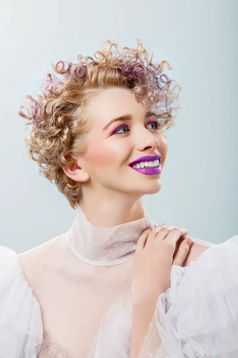 Retrato beauty de modelo con maquillaje colorido y fondo pastel